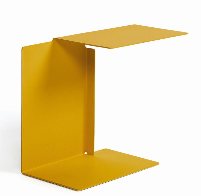 Gelber Diana Beistelltisch von ClassiCon: Moderner, minimalistischer Metalltisch für Wohnzimmer und Schlafzimmer.